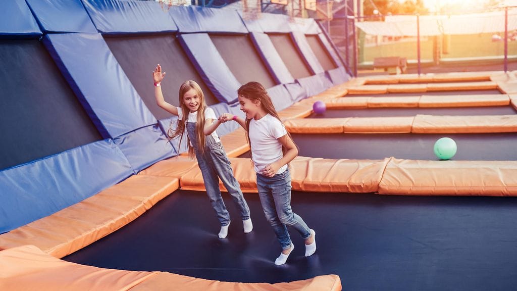 Pikkutytöt trampoliinilla, trampoliinipuisto