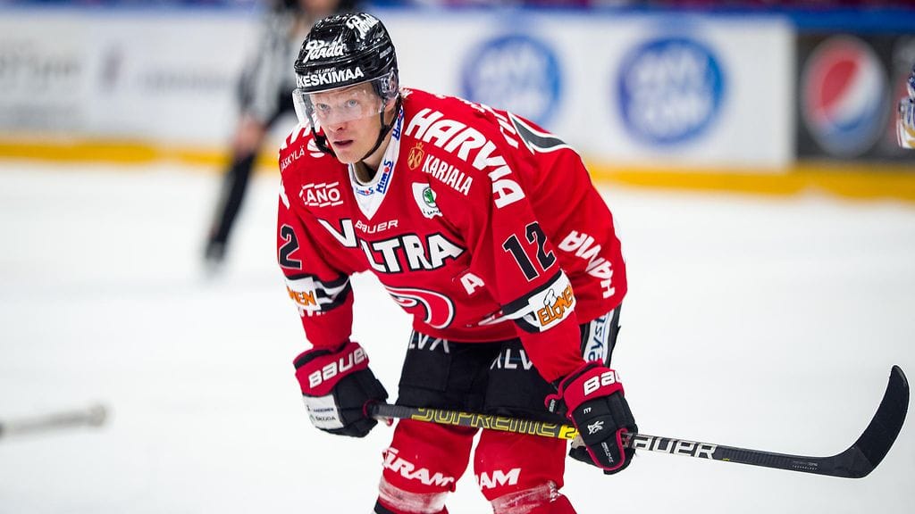 Jani Tuppurainen loukkaantui HPK-ottelun avauserässä.