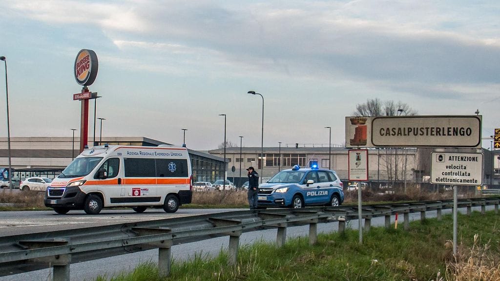 Poliisi varoittamassa Milanon lähellä olevan Casalpusterlengon asukkaita koronatilanteesta.