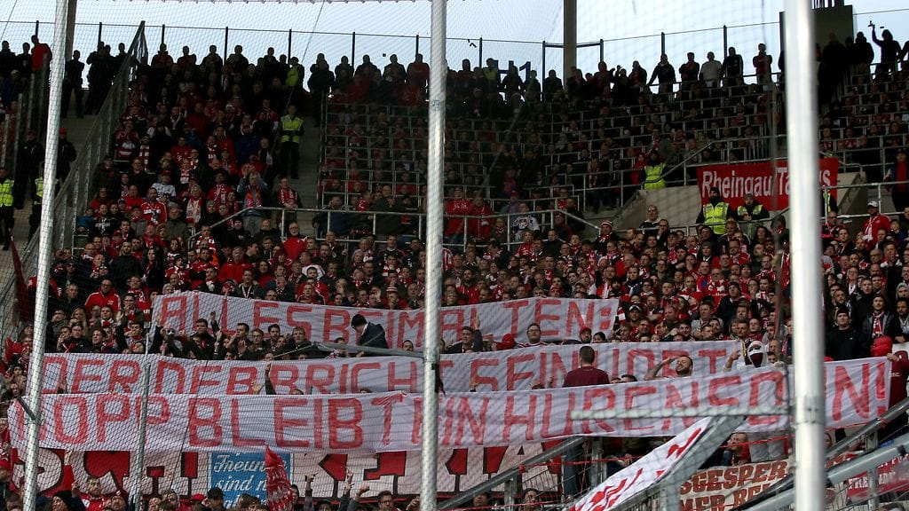 Bayern-fanien käytös oli liikaa kotijoukkueen pelaajille.