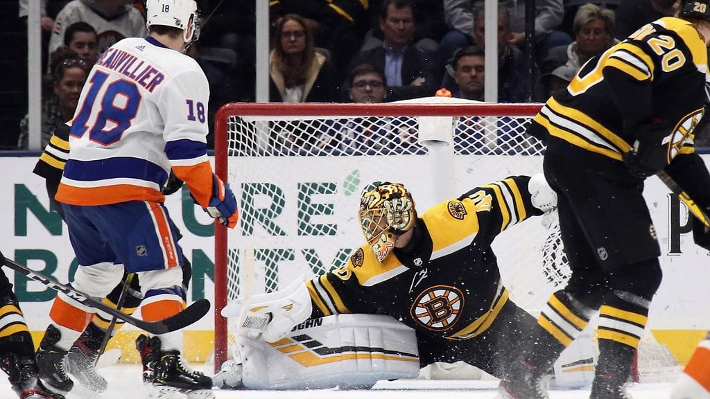 Tuukka Rask venyi 25 laukauksen tiette vierasottelussa NY Islandersia vastaan.