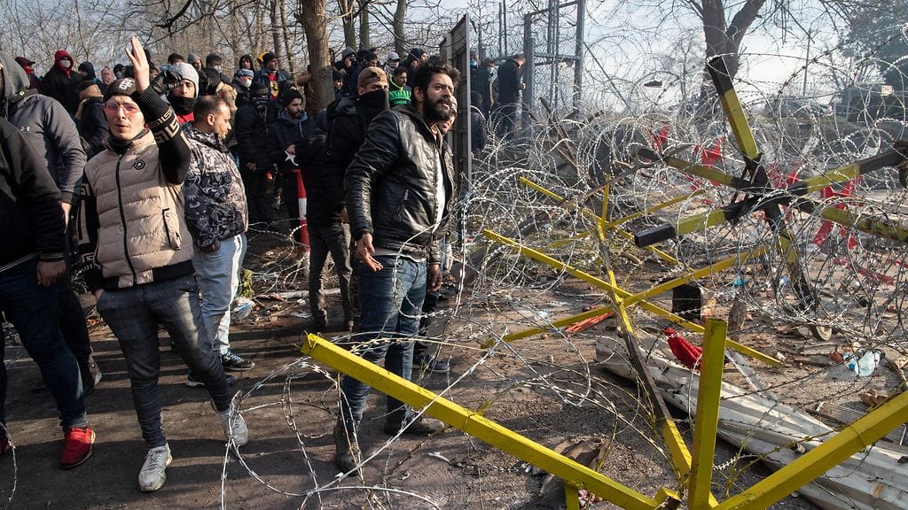 Lähes 10 000 ihmistä on yrittänyt ylittää rajan Turkista itäiseen Kreikkaan vuorokauden aikana, kertoi kreikkalainen hallituslähde uutistoimisto AFP:lle.