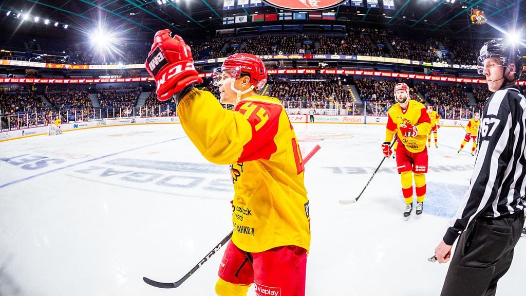 Mikko Lehtonen (etualalla) hurmasi, kun Jokerit kaatoi Lokomotivin pudotuspeliavauksessa lukemin 6-0.