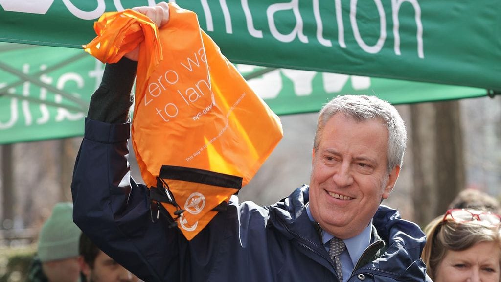 New Yorkin pormestari Bill de Blasio esitteli kierrätetävää muovipussia Union Squarella maaliskuun ensimmäisenä päivänä, muovipussikiellon astuessa voimaan.