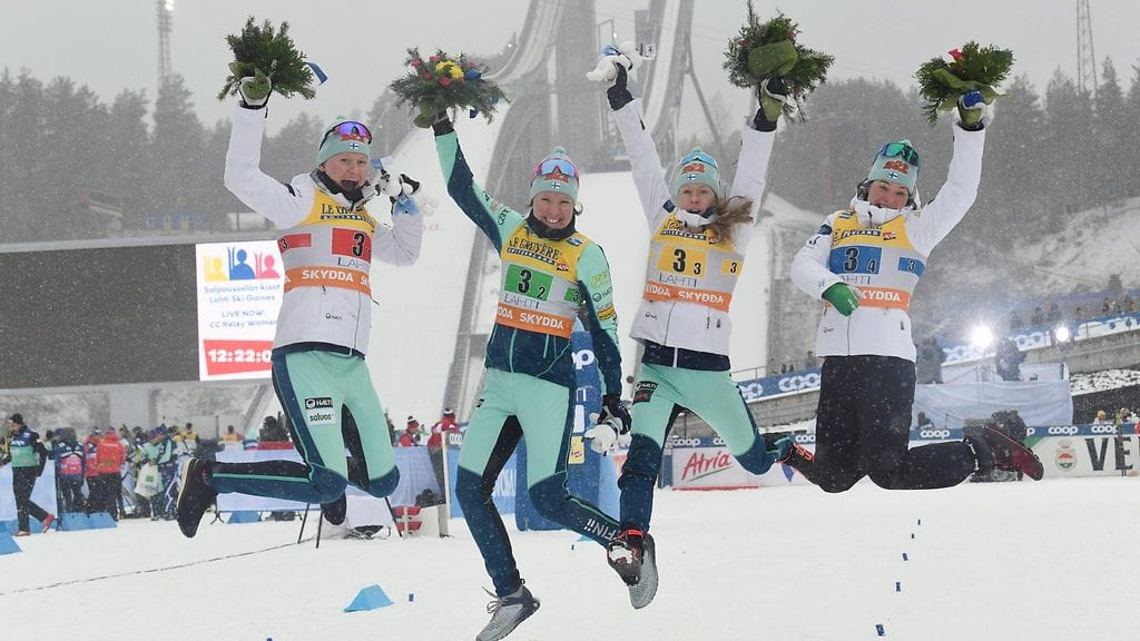 Suomen naiset tuulettivat viestin kakkossijaa Salpausselän kisoissa sunnuntaina.