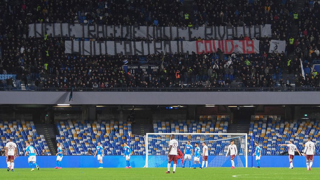 Napolin kannattajat osoittivat tukensa koronaviruksesta kärsiville alueille viikonlopun Napoli–Torino-ottelussa.
