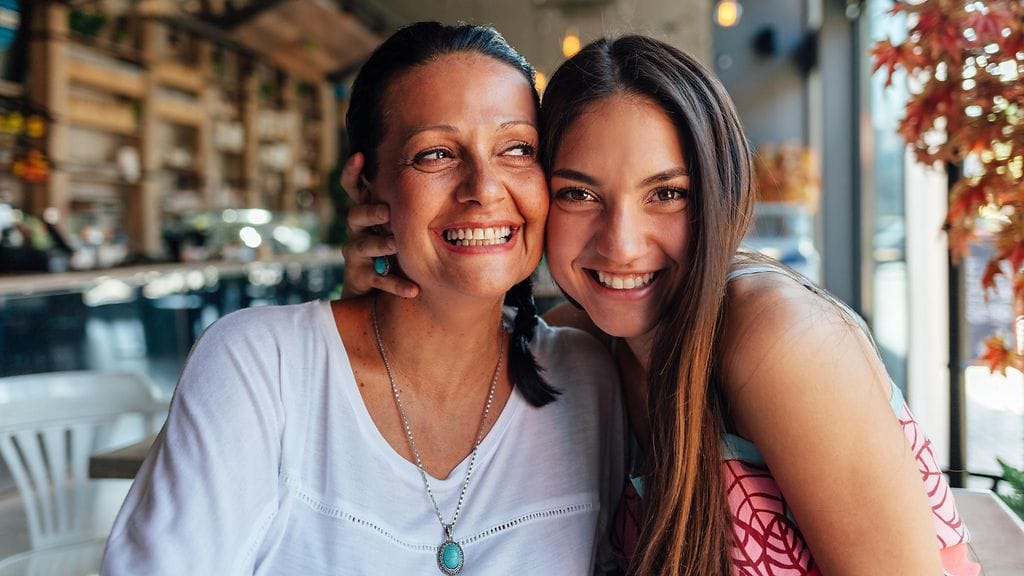 Äiti ja tytär kahvilassa