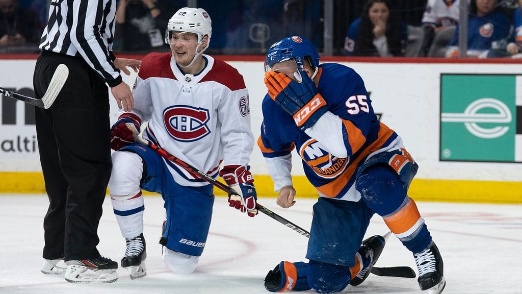 Artturi Lehkosen (vas.) luistin osui ikävästi Johnny Boychukia kasvoihin.