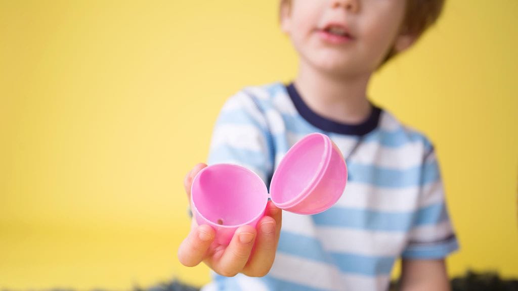 Sarah ei osta suklaamunia, vaan täyttää lapsilleen munien sisältä tavallisesti löytyviä muovikuoria. Kuoriin hän piilottaa lasten omia, vanhoja leluja, joita nämä jo omistavat.