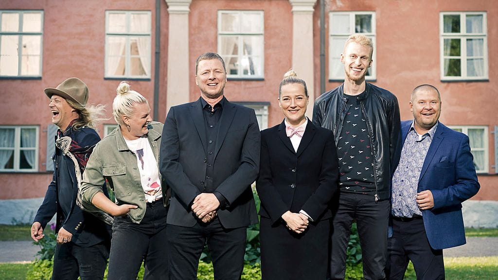 Suurmestari Jaakko Saariluoma laatii kartanollaan tehtäviä, joita neljä vakiokilpailijaa ja vierailevat kilpailijat ratkovat kukin omalla tyylillään.