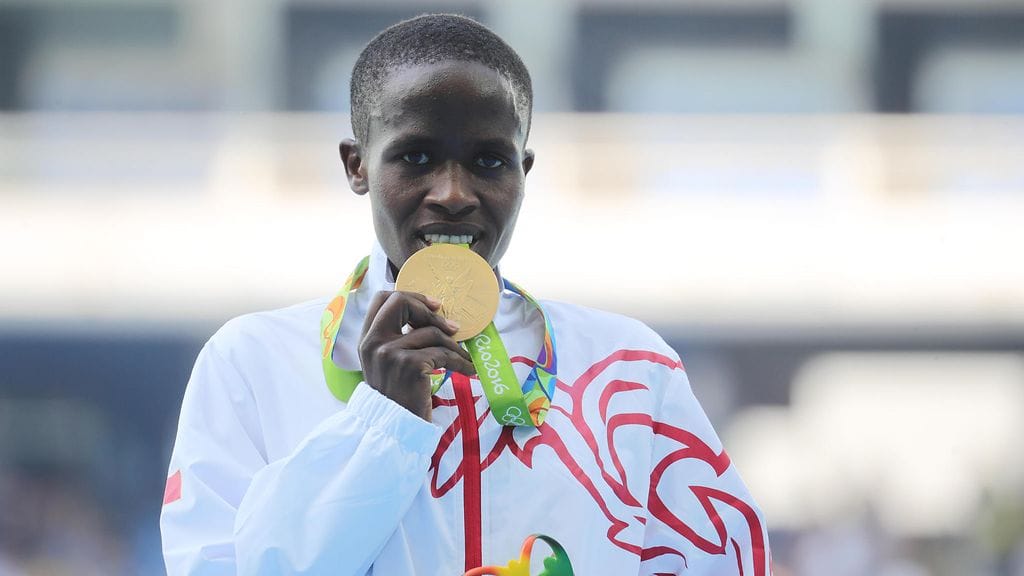 Ruth Jebet juhli olympiakultaa Rio de Janeirossa 2016.