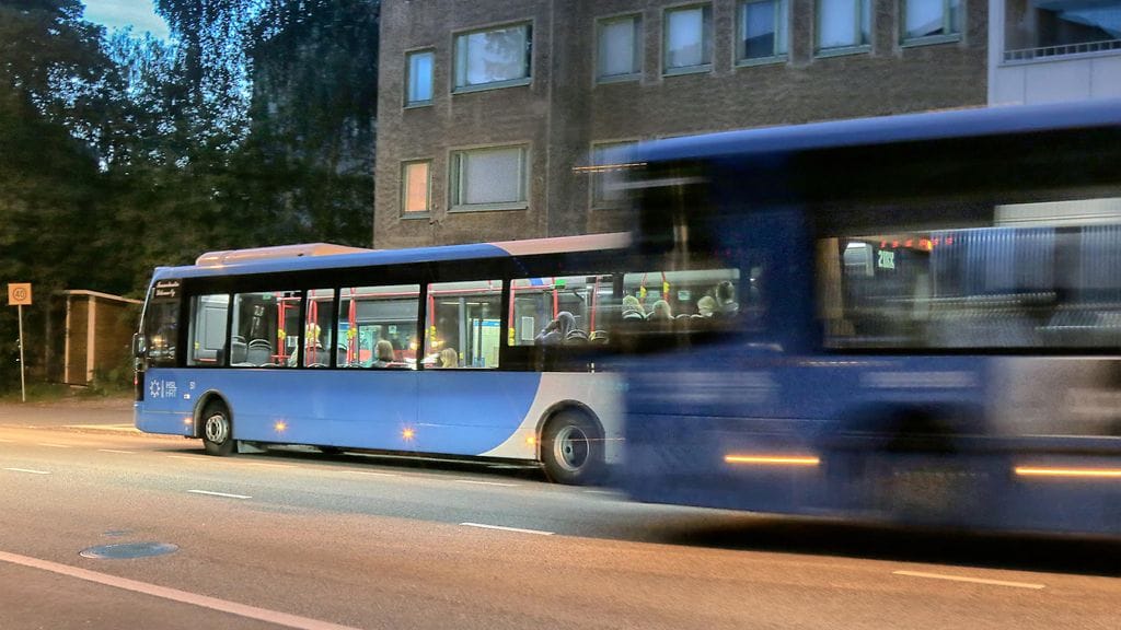 Itä-Uudenmaan käräjäoikeus vangitsi viime viikolla neljä alaikäistä nuorta epäiltyinä väkivallasta linja-auton kuljettajaa ja sivullisia kohtaan. Kuvituskuvan sähkönivelbussi ei liity uutiseen.