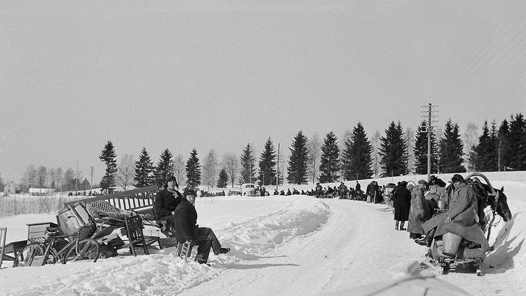 Suomalaisevakkojen kolonna matkalla kohti uutta rajaa talvisodan päätyttyä. Ruskeala 16.3.1940. LEHTIKUVA / HANDOUT / SA.KUVA