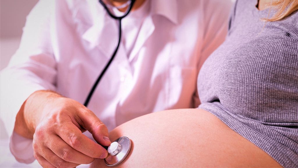 Raskaana ollut Jennifer löysi rinnastaan kyhmyn, jota lääkäri veikkasi ensin tukkeutuneeksi maitorauhaseksi.