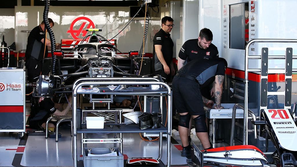 Haasin työntekijöitä hommissa Melbournen F1-varikolla.