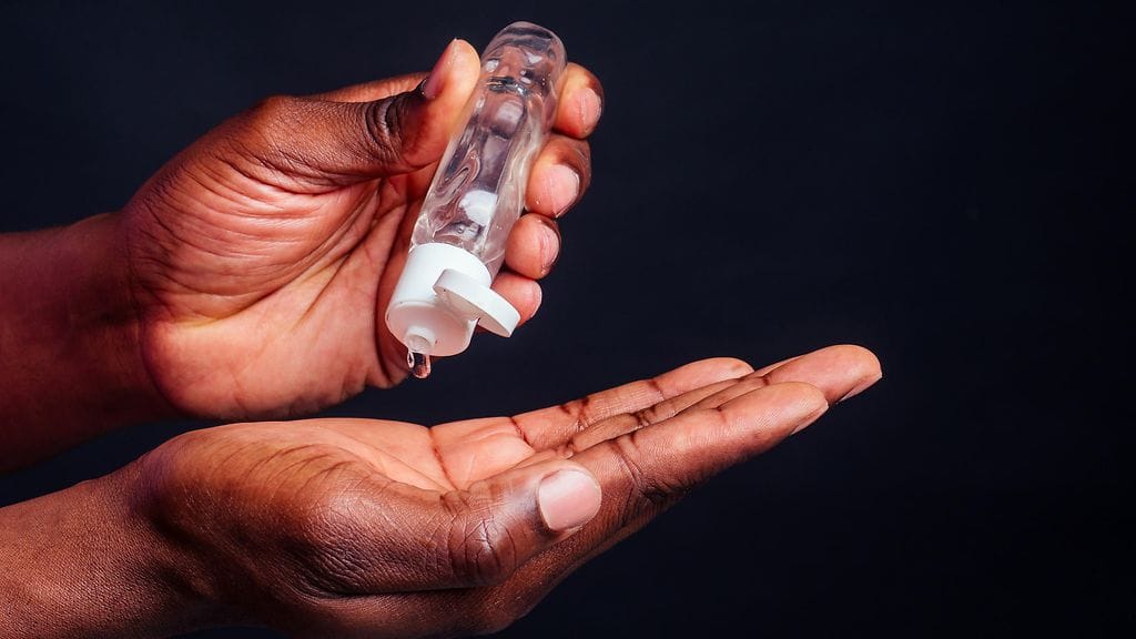 Yhdysvaltain Tennesseessä asuvat veljekset Noah ja Matt Colvin hamstrasivat käsidesit Chattanoogan alueen kaupoista sekä joistain paikoista Kentuckyssa.