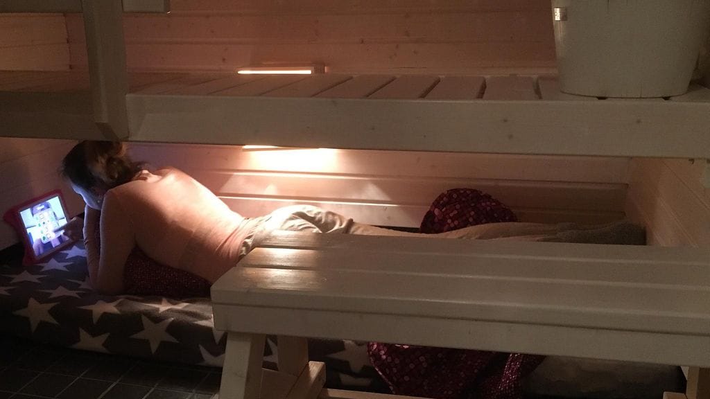 varpu hintsanen teini saunassa nukkumassa
