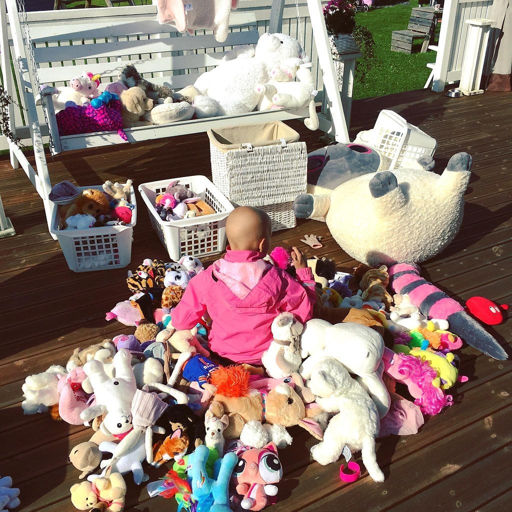 senja ulkona pehmolelujen kanssa