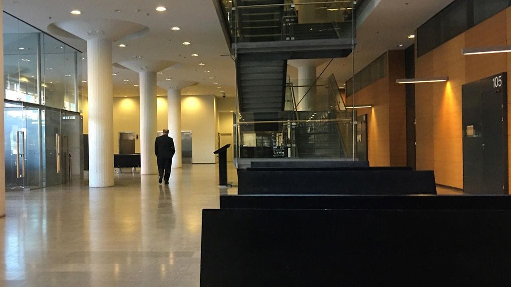 Oikeustalolla oli torstaina varsin hiljaista, kun suuri osa jutuista on peruttu. Kellarin turvasalissa kuitenkin jatkuu Katiska-jutun käsittely.