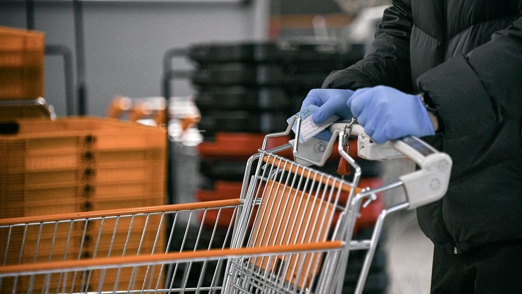 Iäkkäät asiakkaat ajautuivat nyrkkitappeluun ruokamarketissa. Kuvituskuva.