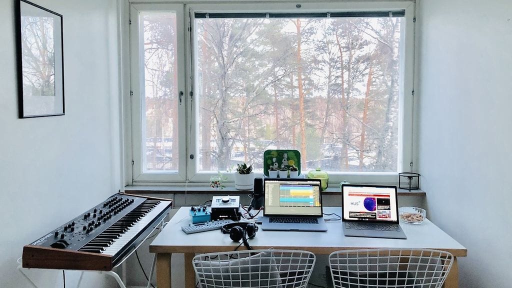 Tästä nurkasta syntyy näin koronakaaoksen keskellä sekä populaarimusiikkia että artikkeleita MTV Uutisten nettisivuille.