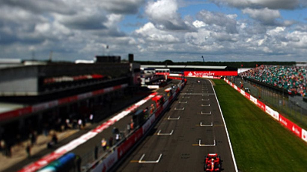 Silverstonen radan lähtösuora.