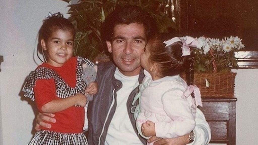 Robert Kardashian Senior tyttäriensä Kourtneyn (vas.) ja ja Kimin kanssa.