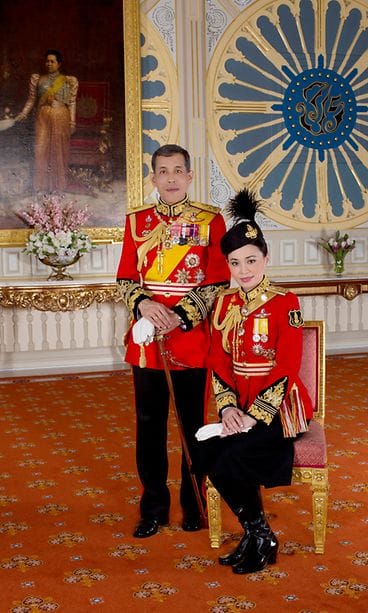 Kuningas Rama X ja kuningatar Suthida