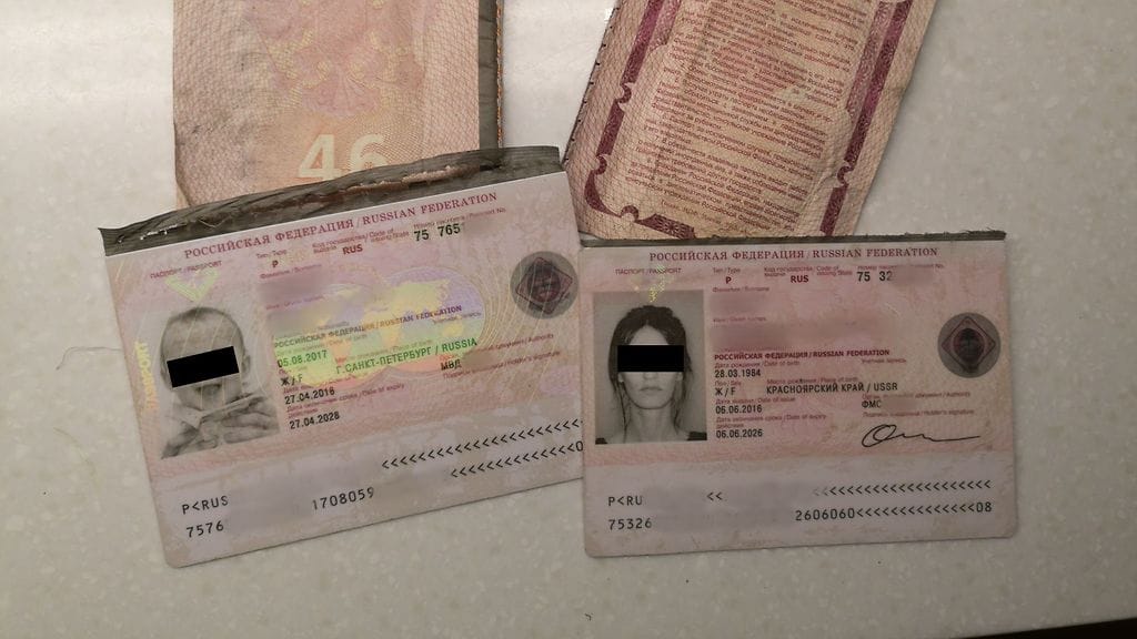 Passit löytyivät Kehä 3: pientareelta. MTV Uutiset blurrasi tunnistetietoja.