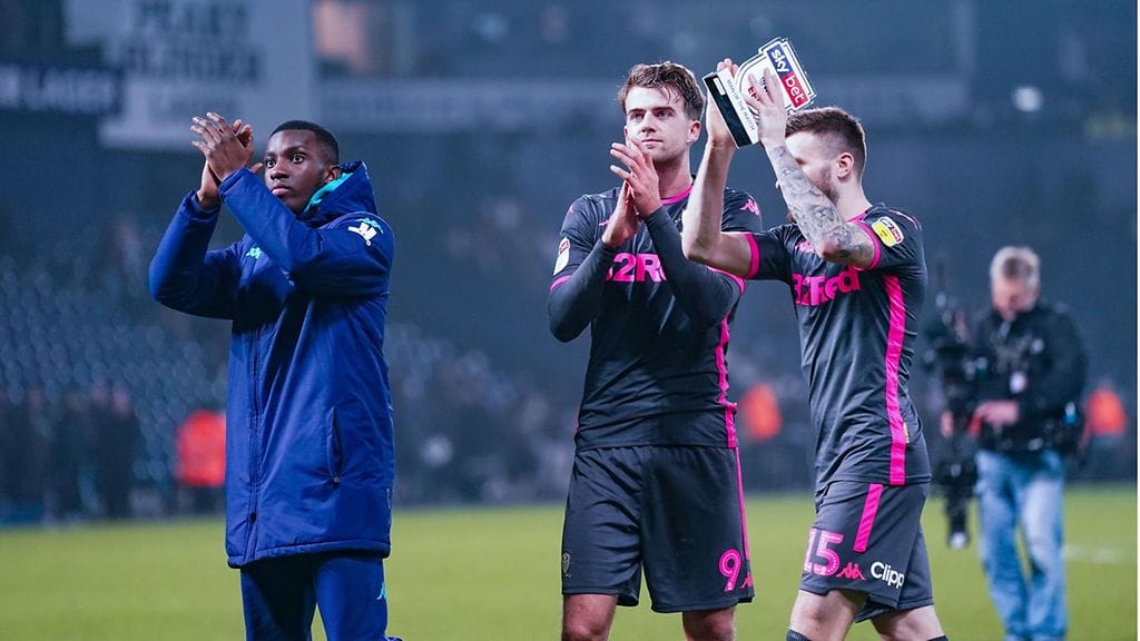 Leeds johti Englannin Mestaruussarjaa, kun koronavirus keskeytti jalkapallosarjat.