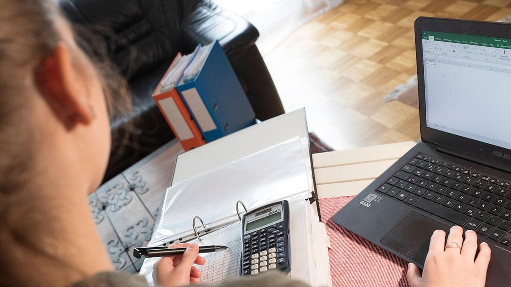 Työpaikan verkkoliikennessä seuraava sensori paljasti naisen toimet.