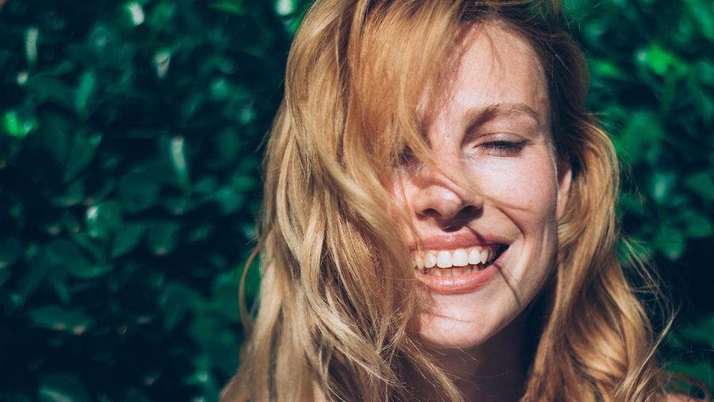 nainen ilman meikkiä onnellinen