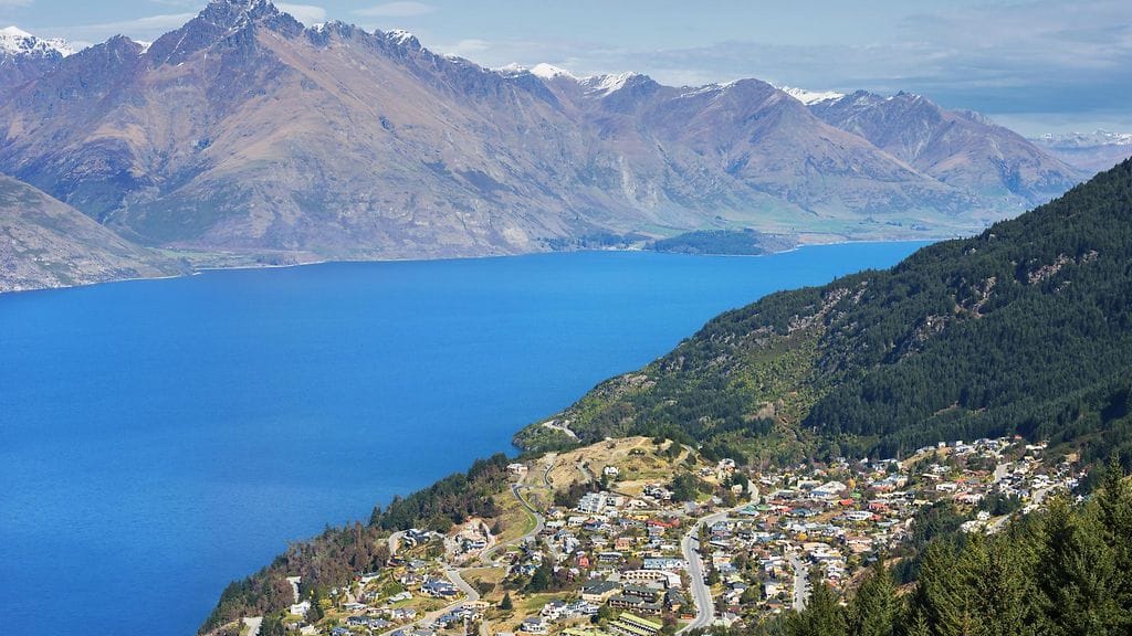 Queenstownin kaupunkia ja Wakatipu -järven huikaisevia maisemia Uuden-Seelannin Eteläsaarella.