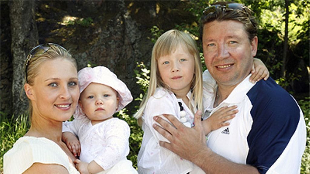 Jari Kurrin perhe, Vanessa Kurri sylissään 11kk -ikäinen Alissa ja Jari Kurri Odessan 4 v kanssa osallistuivat Bermudan Kannu -tenniskisaan Helsingin Kalastajatorpalla 1.heinäkuuta 2006. Kuva: Lehtikuva, Sari Gustafsson