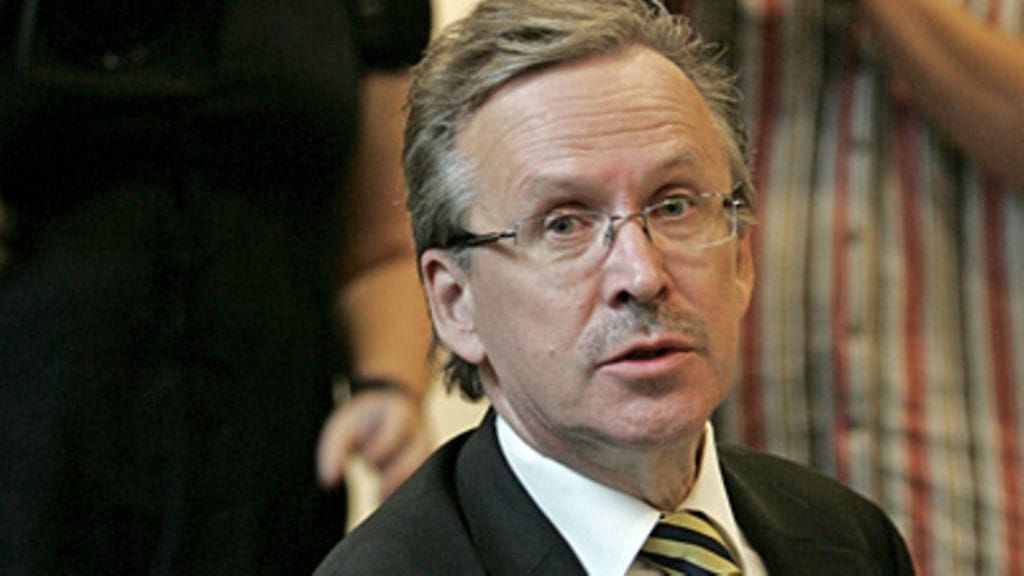 Alpo Rusi on suurlähettiläs, valtiotieteen tohtori ja ulkoasiainneuvos. Hän on toiminut myös presidentti Martti Ahtisaaren neuvonantajana.