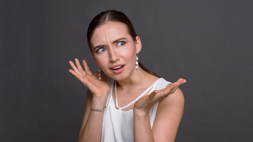 Outojen ohjeiden mukaan naisten tulee olla viljelemättä sarkasmia kotona, eikä heidän tule "nalkuttaa" miehelleen; esimerkiksi kritiikki olisi pitänyt esittää iloisesti, "sarjakuvamaisella äänellä" ja hihittäen.