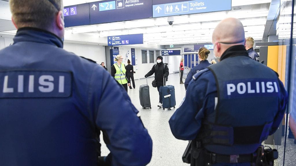 Arkistokuva: Poliiseja Helsinki-Vantaan lentoasemalla.
