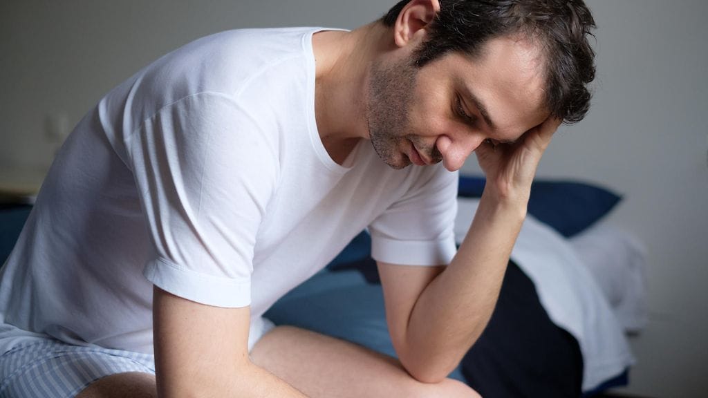 Erektiohäiriöstä voi olla vaikea puhua edes kumppanille. Kuvituskuva.