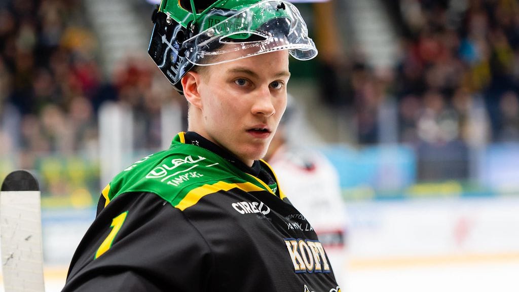 Lukas Dostal, 19, on SM-liigan tämän kauden paras maalivahti.