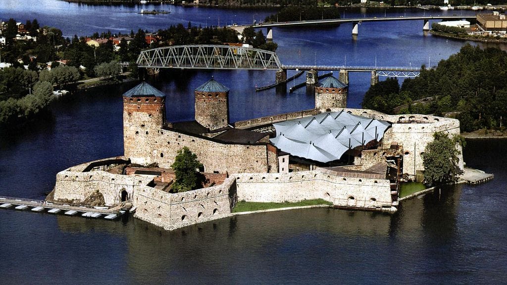 Suomalaiset säätiöt tukivat viime vuonna tiedettä, taidetta ja kansalaisten toimintaa lähes 600 miljoonalla eurolla. Kuvituskuvassa Savonlinnan oopperajuhlien pääpaikka Olavinlinna.