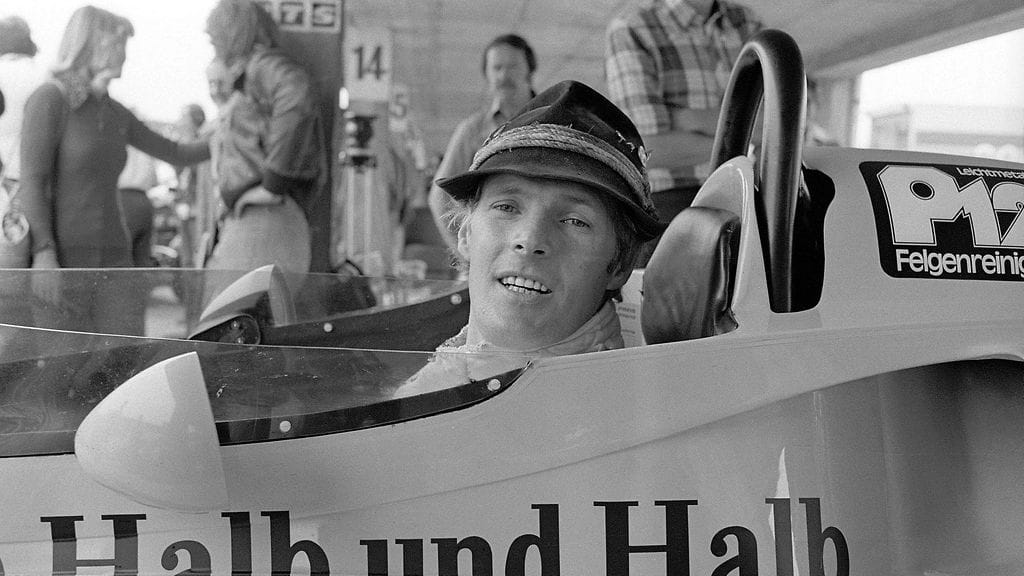 Hans Heyer tunnetaan F1-piireissä paitsi tirolilaishatustaan myös suorituksestaan vuoden 1977 Saksan GP:ssä.