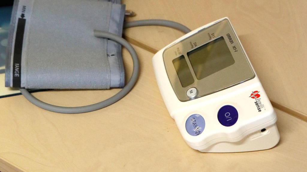 Kuvituskuva. Kohonnut verenpaine rasittaa valtimoita ja sydäntä. Sairaus lisää riskiä muun muassa aivoverenkiertohäiriöille, sydäninfarktille, sydämen rytmihäiriöille ja vajaatoiminnalle sekä munuaisten vajaatoiminnalle.