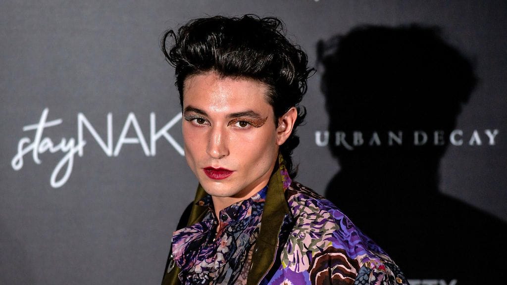 Ezra Miller on tullut tunnetuksi Poikani Kevin ja Elämäni Seinäruusuna -elokuvista. Hänet tunnetaan myös Justice League ja Ihmeotukset -elokuvsarjasta.
