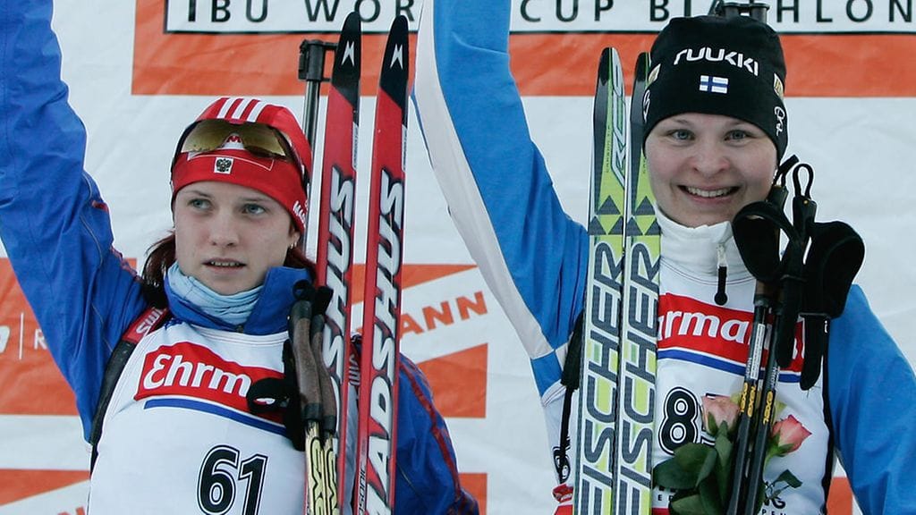 Kaisa Varis (oik.) juhli voittoa Ruhpoldingin pikakilpailussa 2008. Venäjän Svetlana Sleptsova sijoittui toiseksi.