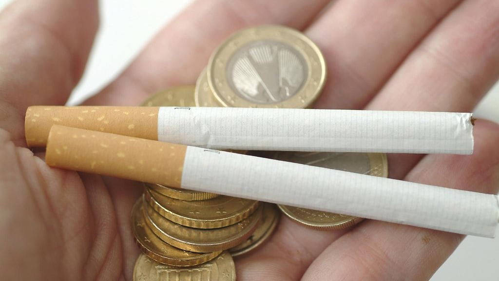 Tupakointia verotetaan Suomessa yhä kovemmalla kädellä.