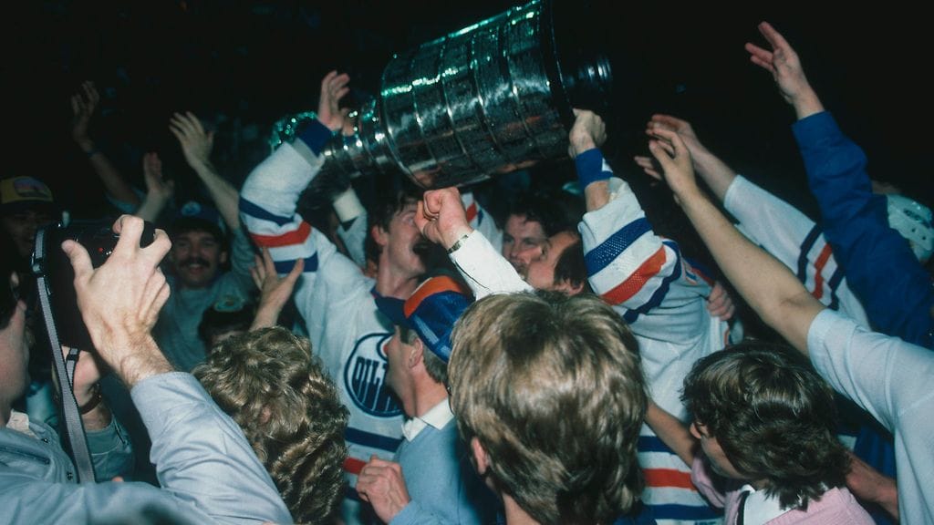 Edmonton Oilersin pelaajat ja fanit juhlivat villisti keväällä 1984.