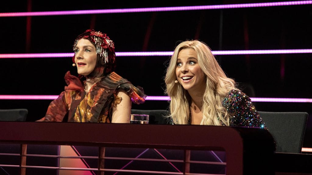 masked_singer_suomi_kausi_1_jakso_5_krista_siegfrids_maria_veitola_01_kuvaaja_saku_tiainen