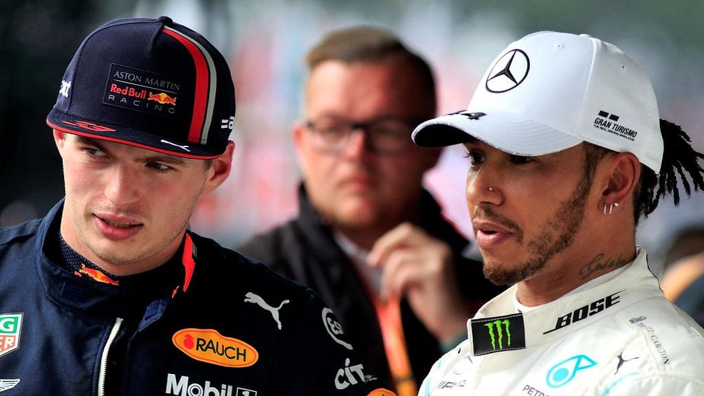 Max Verstappen (vasemmalla) ja Lewis Hamilton (oikealla) tulevaisuuden tallikaverit? Ehkä ei sittenkään.