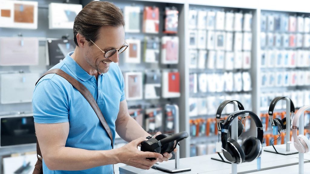 Mies ostoksilla elektroniikkaliikkeessä