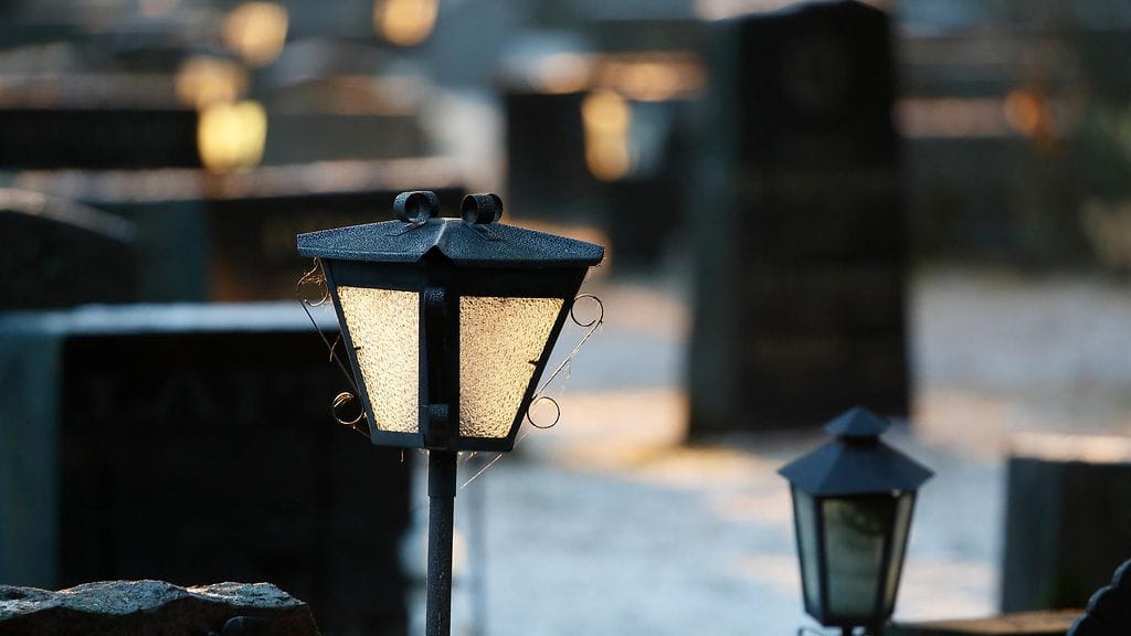 Lain mukaan vainajan ruumis on ilman aiheetonta viivytystä haudattava tai tuhkattava. Näin ei käytännössä aina tapahdu.